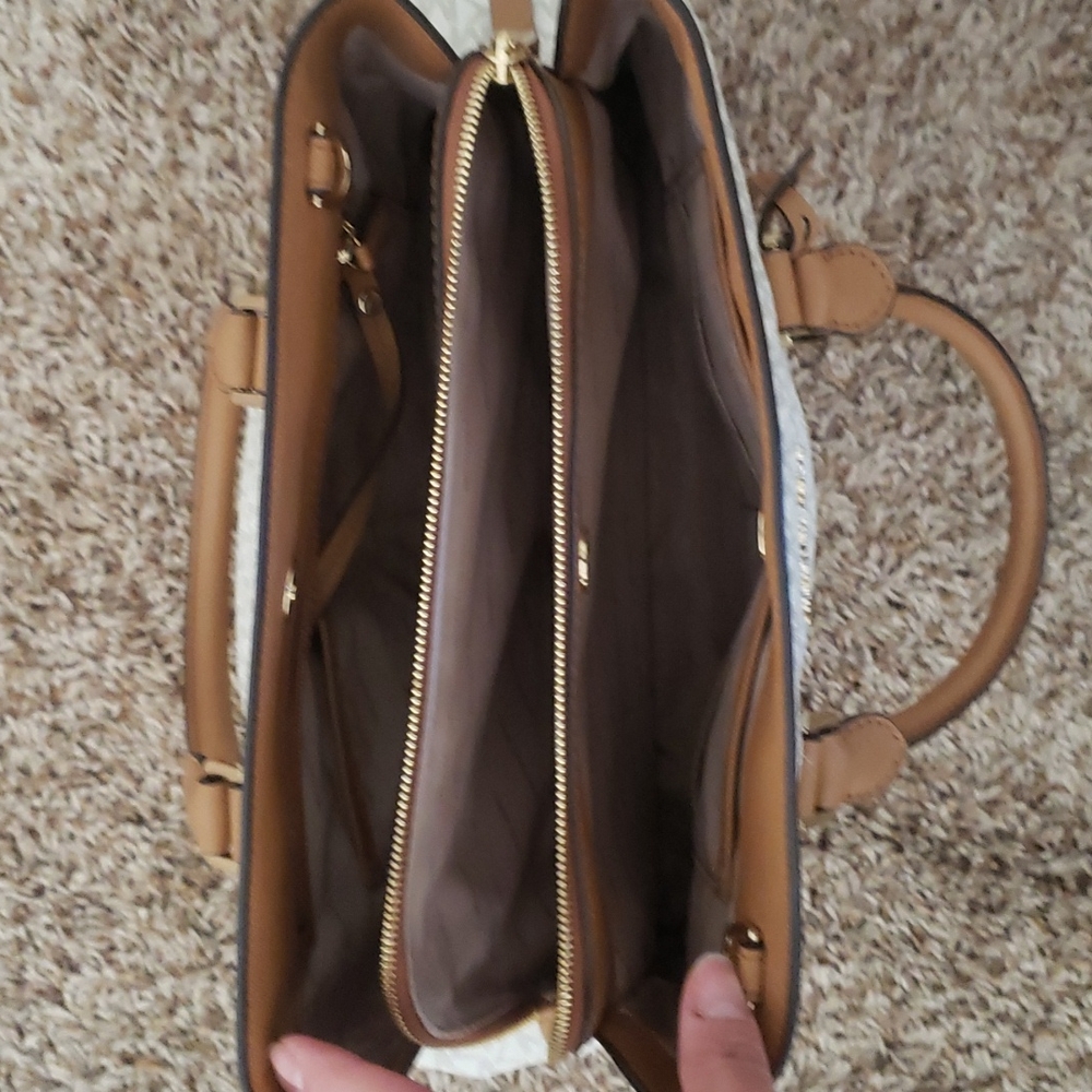 Michael Kors Bg - Picture 3 of 3